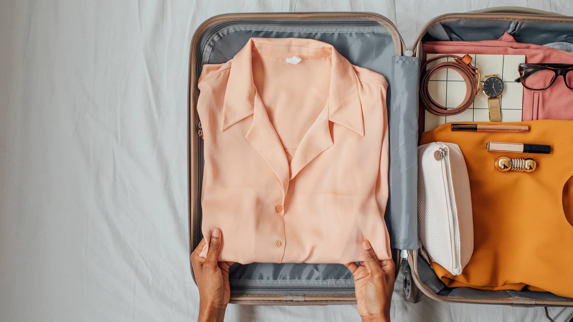 Joven organizando maleta para viajar al extranjero