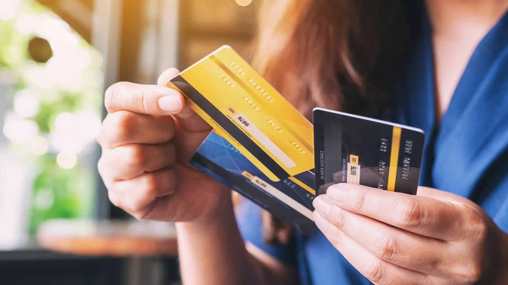 Joven con diferentes tarjetas de la mano Joven con diferentes tarjetas de la mano