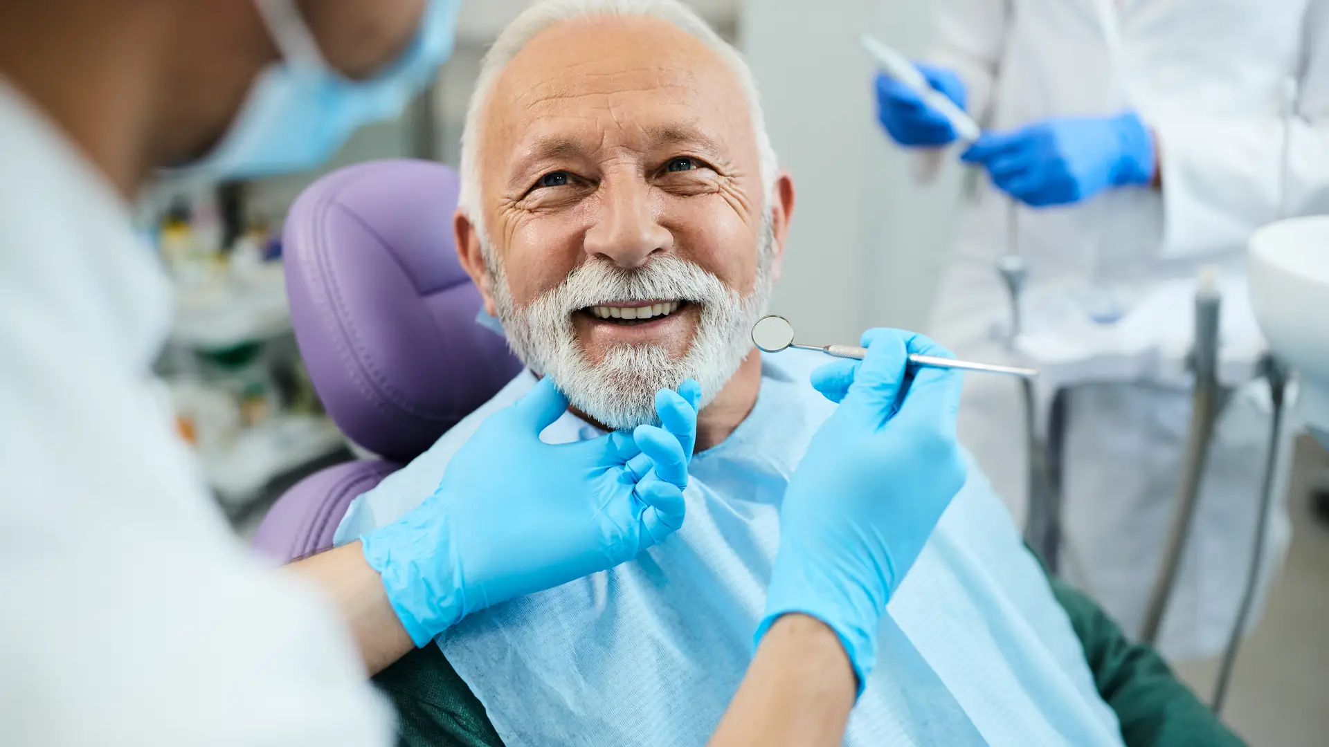 Un señor en la consulta del dentista que tiene un seguro dental de Acunsa Un señor en la consulta del dentista que tiene un seguro dental de Acunsa