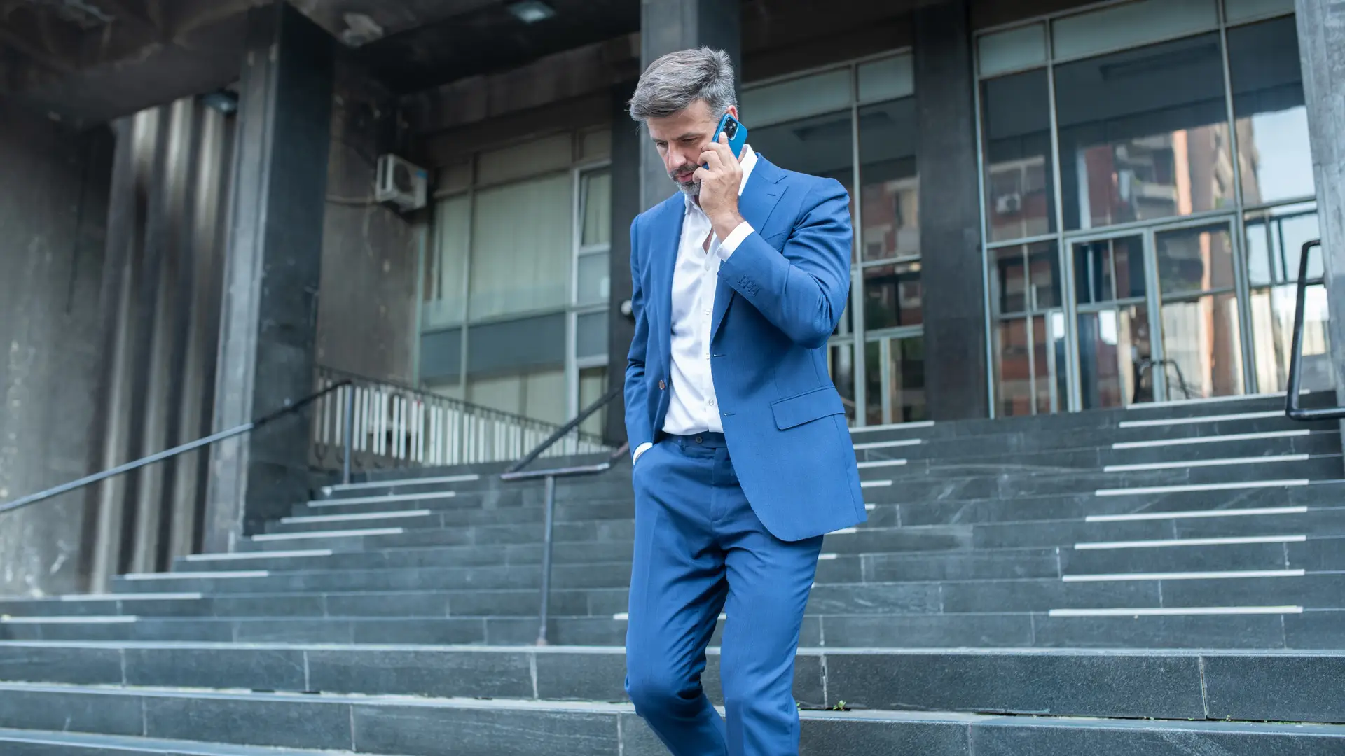 Hombre llamando por teléfono a su seguro Adeslas para solicitar una autorización para su trabajo