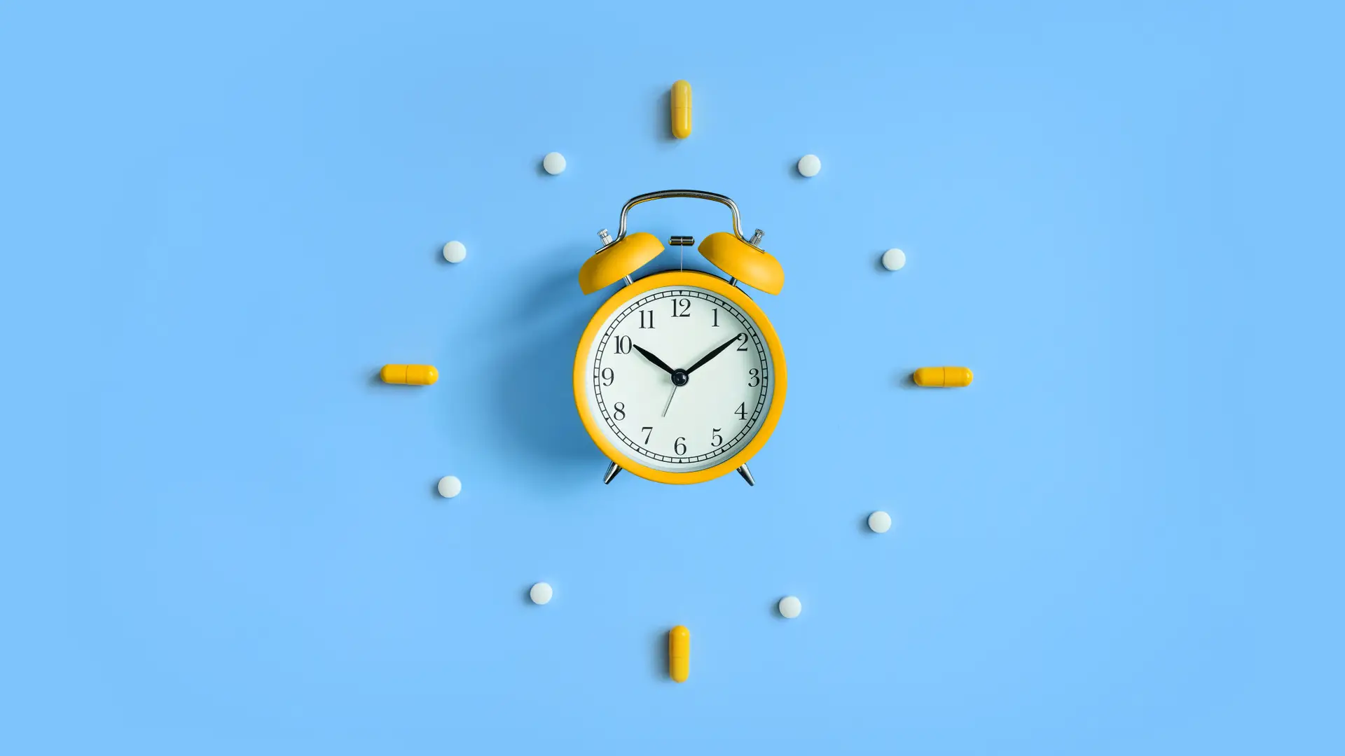 Reloj rodeado de pastillas símboliza el tiempo de carencia desde que se contrata un seguro Adeslas hasta que se puede hacer uso de él Reloj rodeado de pastillas símboliza el tiempo de carencia desde que se contrata un seguro Adeslas hasta que se puede hacer uso de él