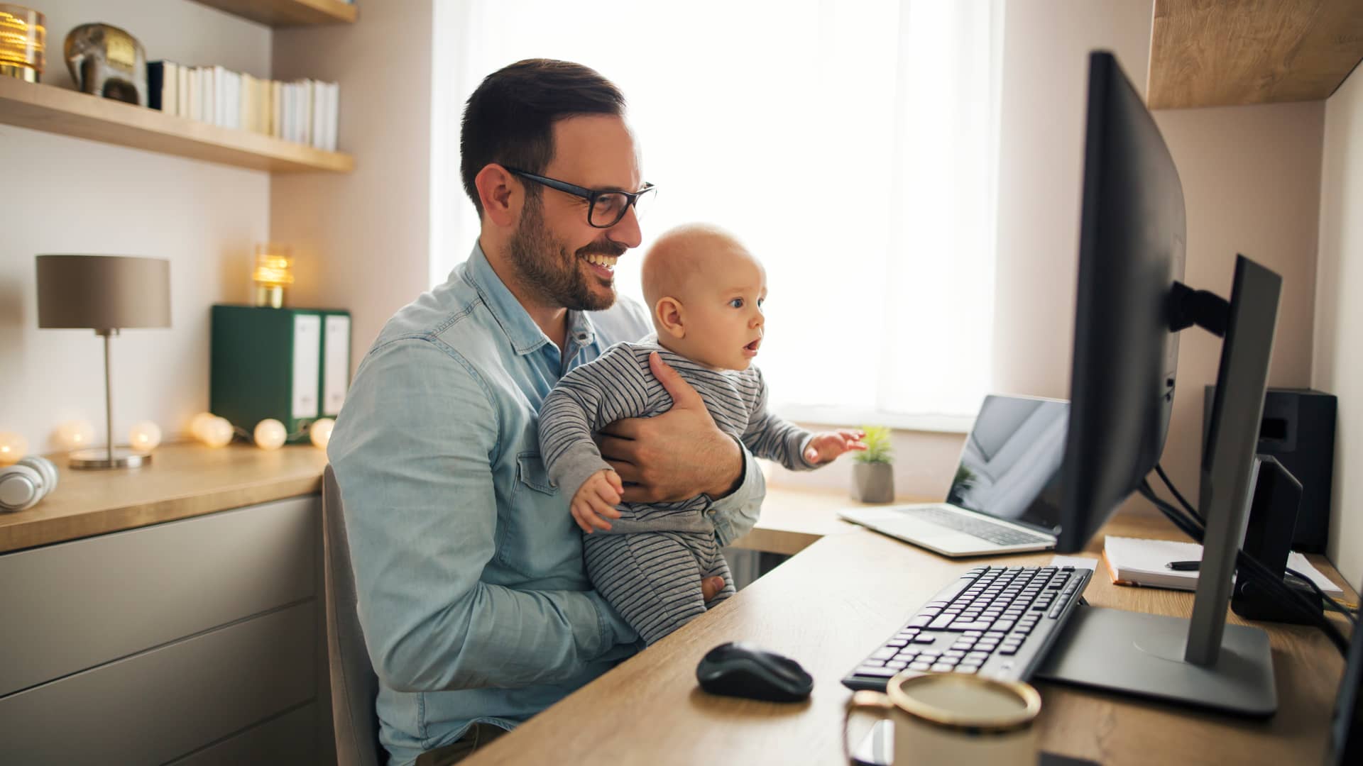 Padre con su bebé en plena consulta online gracias a su seguro Adeslas Padre con su bebé en plena consulta online gracias a su seguro Adeslas