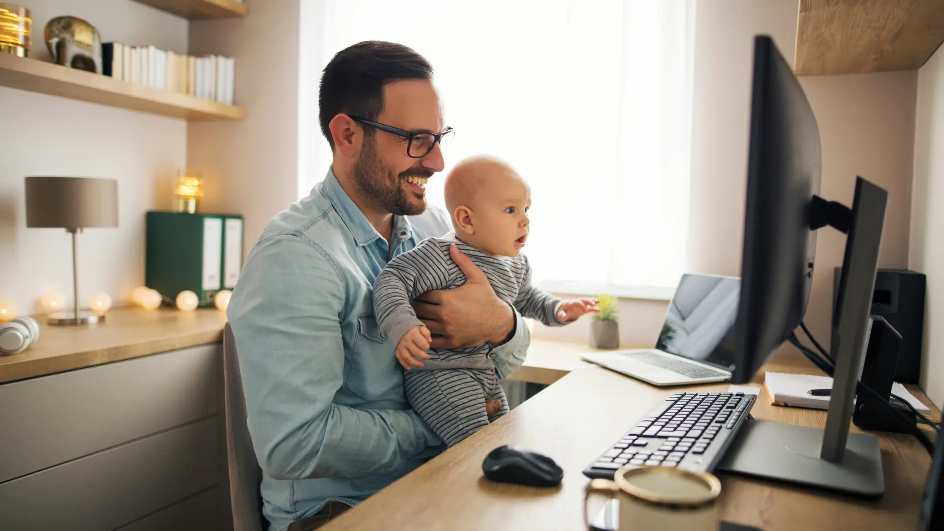 Padre con su bebé en plena consulta online gracias a su seguro Adeslas Padre con su bebé en plena consulta online gracias a su seguro Adeslas