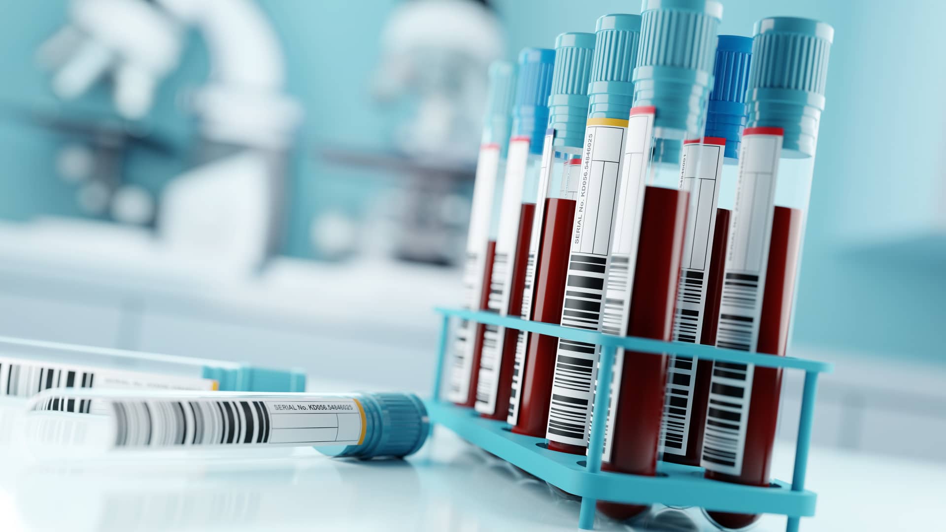 Viales de sangre listos para su análisis por médicos del servicio de Adeslas