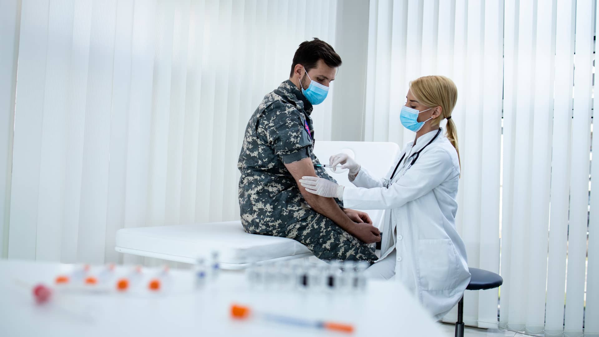 Militar recibiendo vacunas por su médico de Adeslas antes de partir a su próximo tour