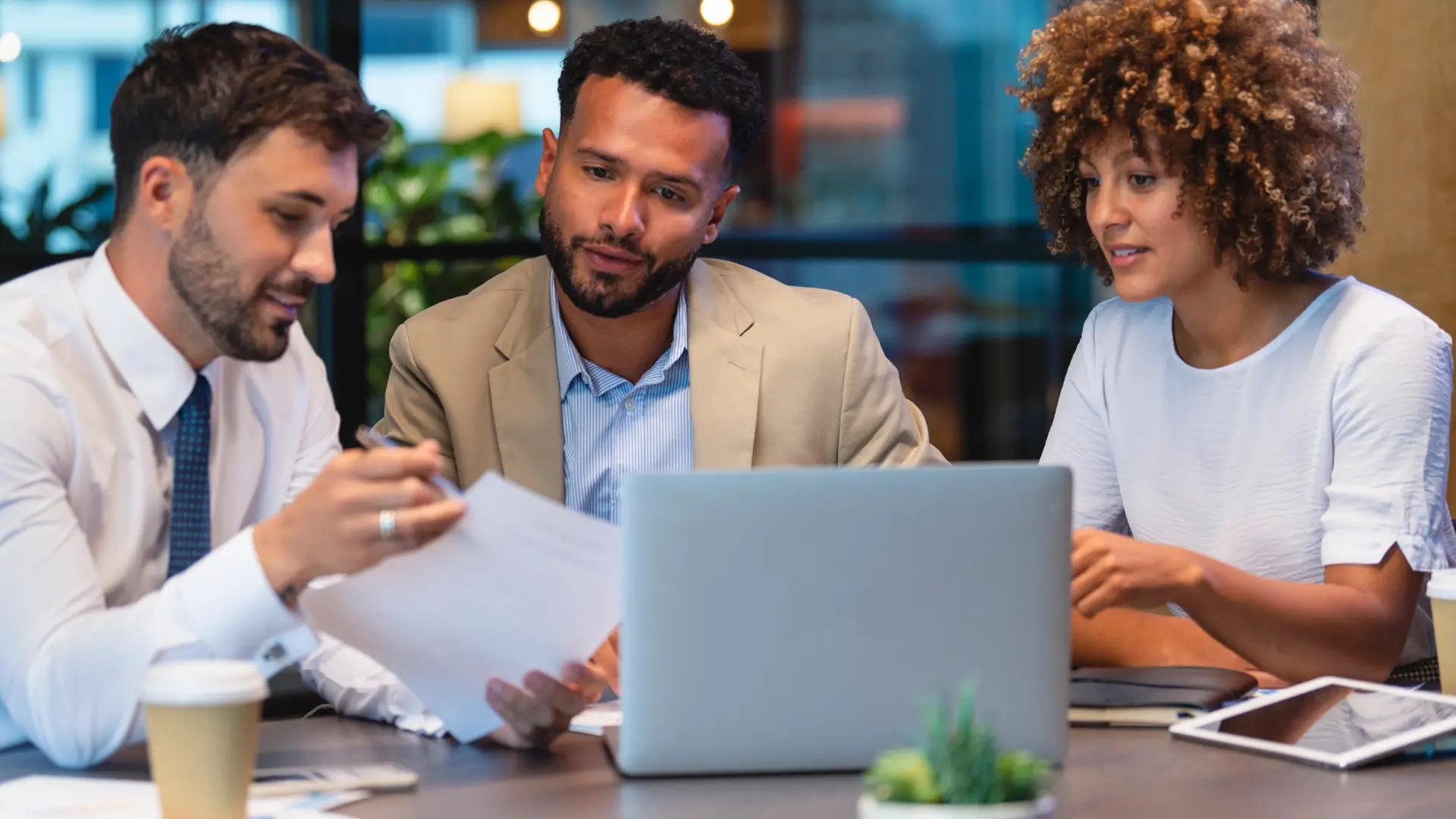 Tres compañeros de trabajo comparten su opinión sobre los seguros Adeslas para antes de contratarlo en su empresa Tres compañeros de trabajo comparten su opinión sobre los seguros Adeslas para antes de contratarlo en su empresa
