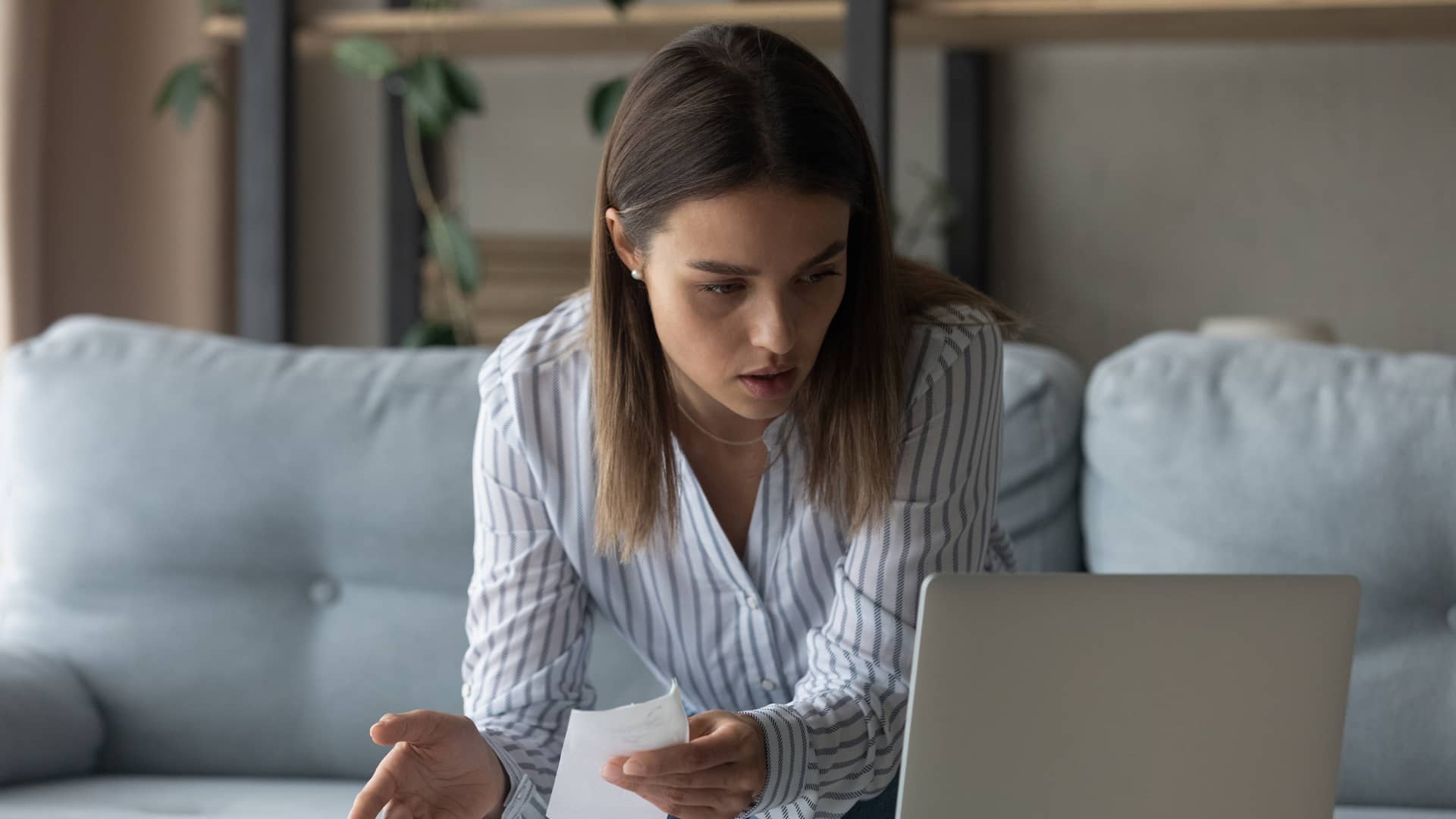 Mujer búscando en internet cómo poner una reclamación a su aseguradora Adeslas