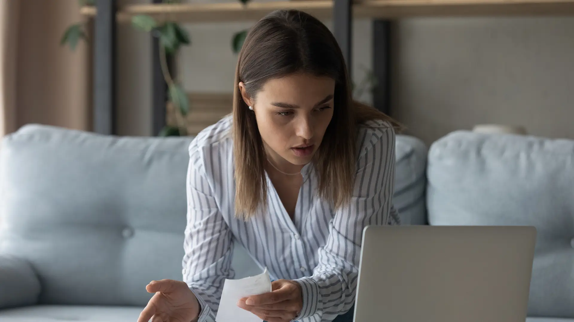 Mujer búscando en internet cómo poner una reclamación a su aseguradora Adeslas Mujer búscando en internet cómo poner una reclamación a su aseguradora Adeslas