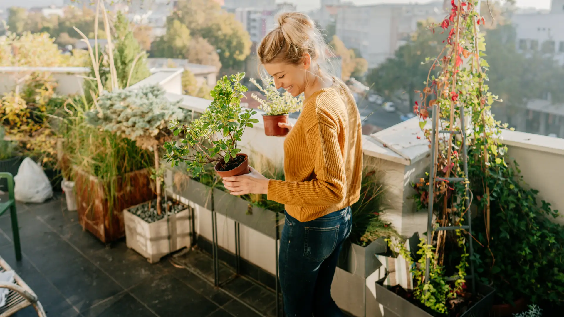 Mujer sonriente en su terraza disfruta de la tranquilidad de contar un seguro de hogar de adeslas Mujer sonriente en su terraza disfruta de la tranquilidad de contar un seguro de hogar de adeslas
