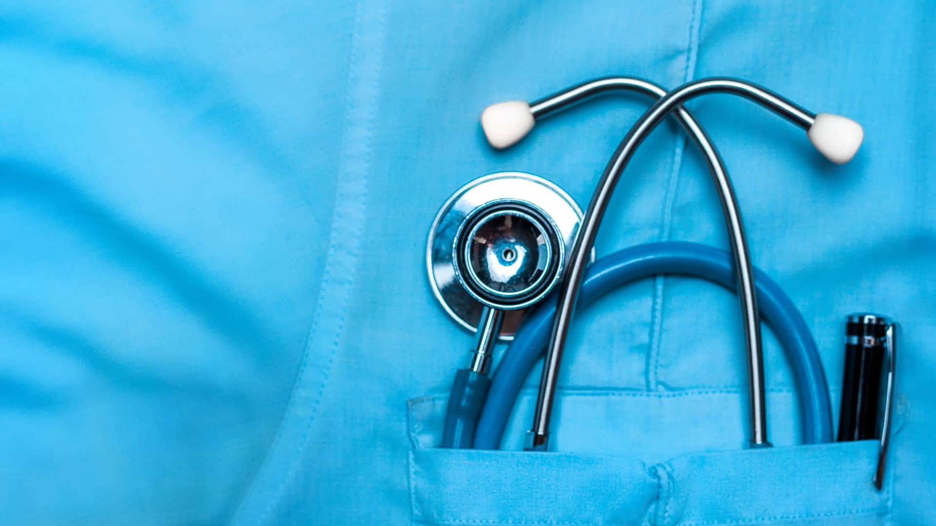 Bolsillo de médico con bolígrafo y estetoscopio representando a los seguros de salud my box de adeslas Bolsillo de médico con bolígrafo y estetoscopio representando a los seguros de salud my box de adeslas