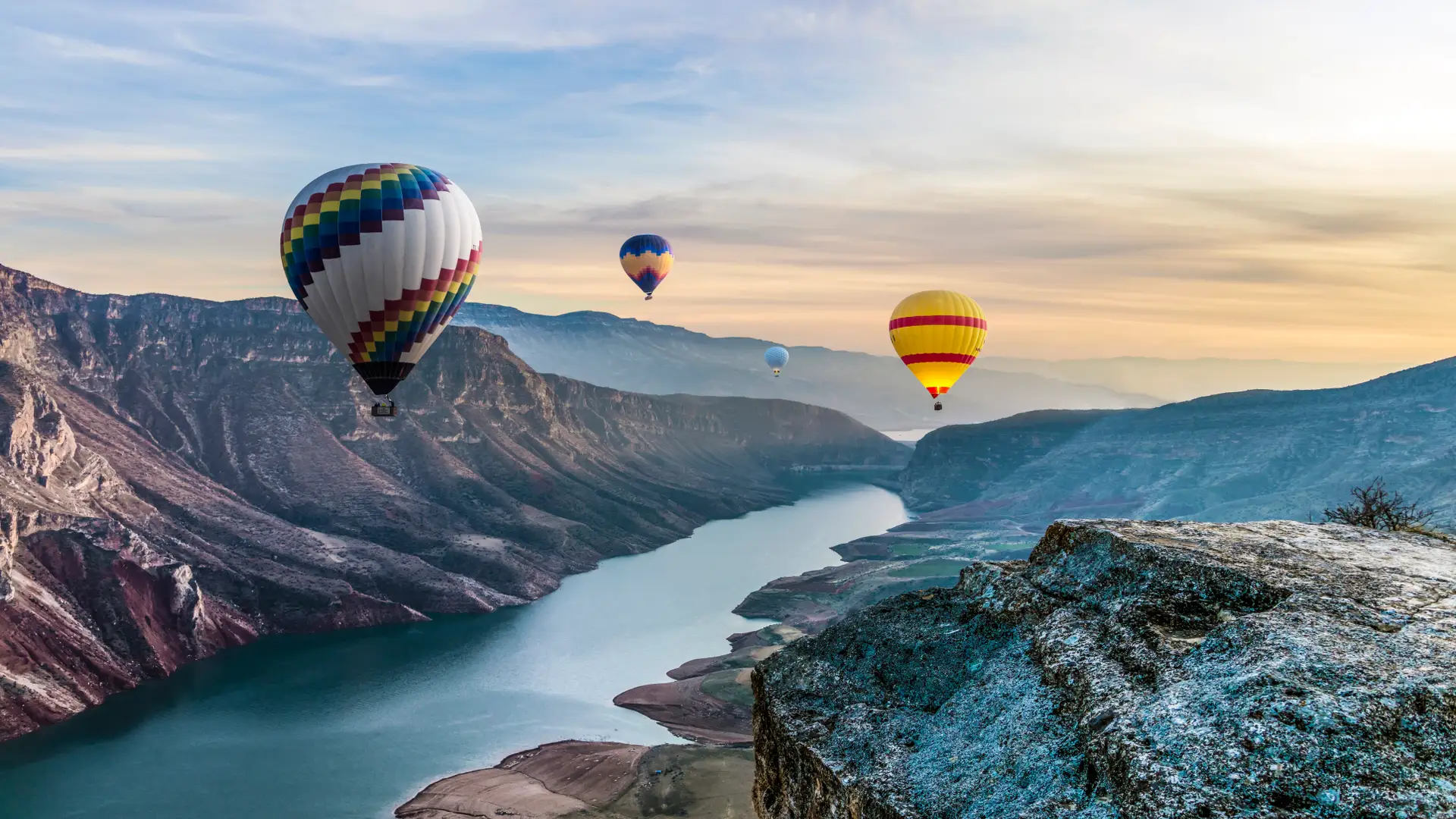 Globos aerostáticos que forman parte de una actividad realizada por turistas que cuentan con un seguro de viaje de adeslas Globos aerostáticos que forman parte de una actividad realizada por turistas que cuentan con un seguro de viaje de adeslas