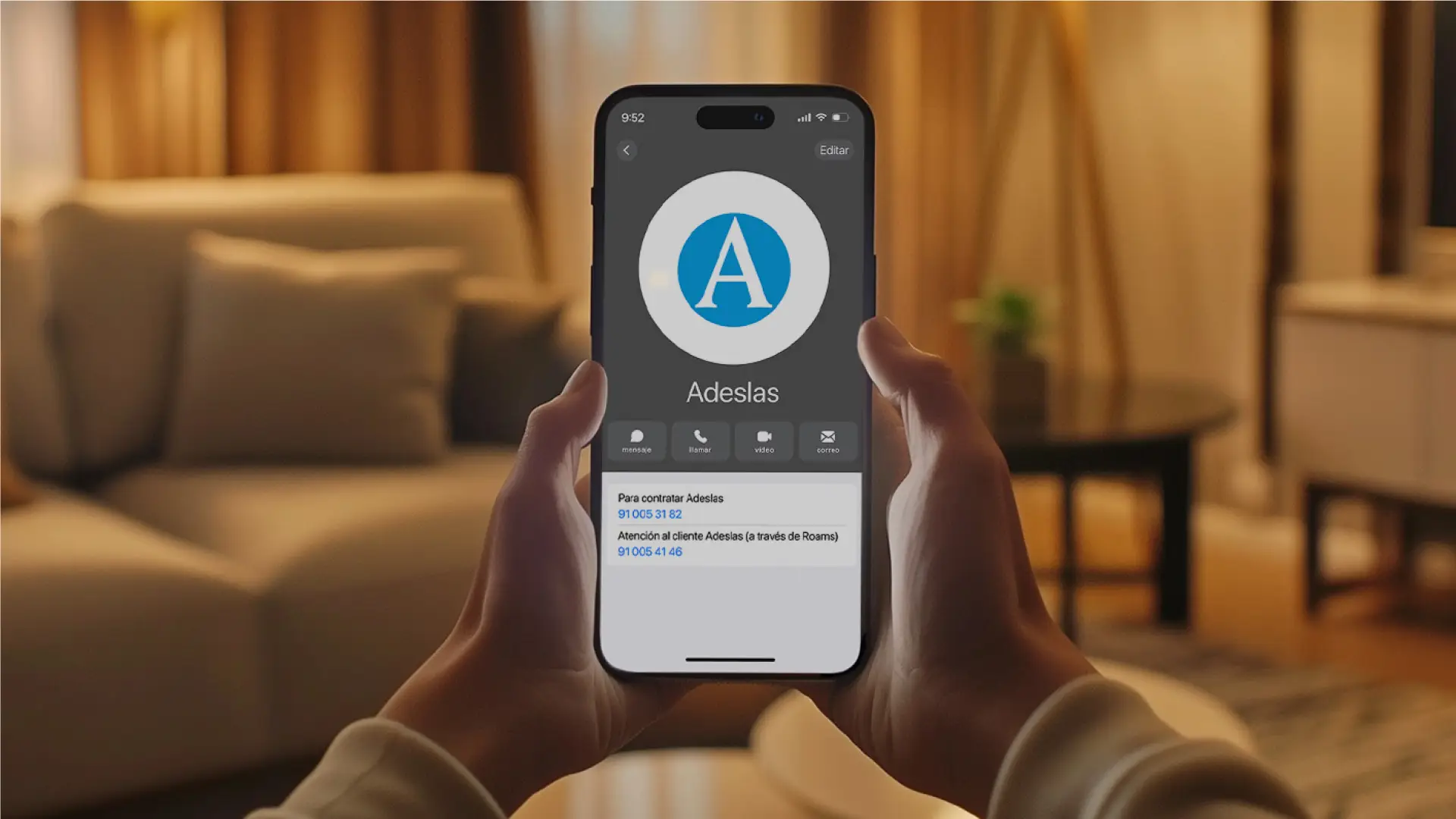 Pantalla de un móvil que tiene el contacto de Adeslas con el número de contratación 91 005 31 82 y el de atención al cliente a 91 005 41 46. Pantalla de un móvil que tiene el contacto de Adeslas con el número de contratación 91 005 31 82 y el de atención al cliente a 91 005 41 46.