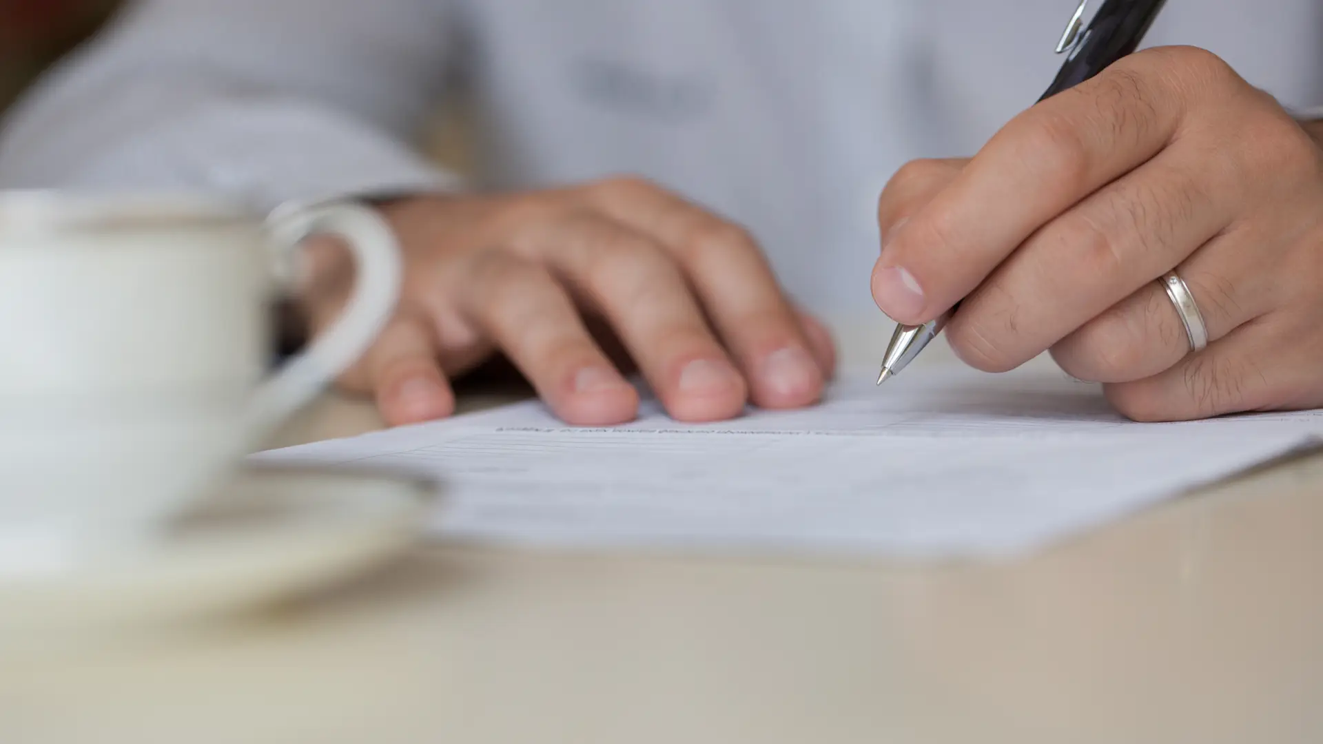 Manos firmando una de las autorizaciones de la empresa Aegon Manos firmando una de las autorizaciones de la empresa Aegon