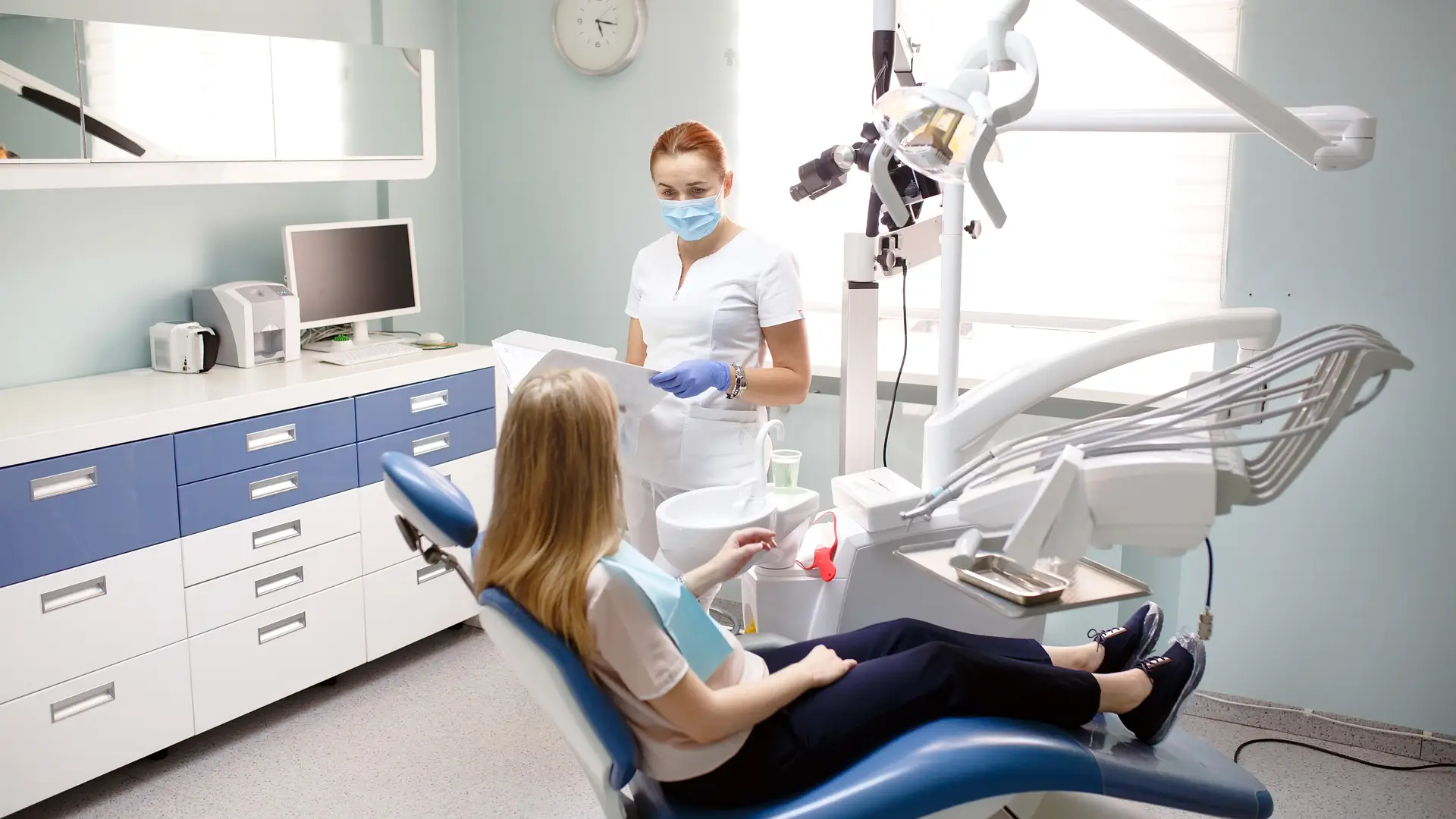 Consulta de una médcio dentista del seguro dental de Aegon