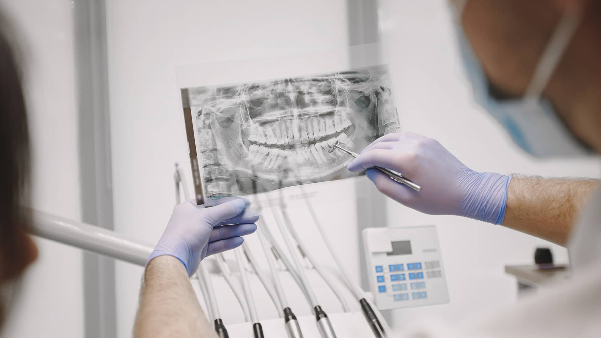 Persona realizandose una limpieza dental en su dentista con su seguro dental de la mutua Persona realizandose una limpieza dental en su dentista con su seguro dental de la mutua