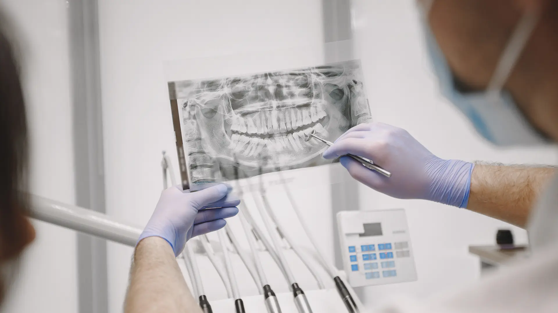 Persona realizandose una limpieza dental en su dentista con su seguro dental de la mutua Persona realizandose una limpieza dental en su dentista con su seguro dental de la mutua