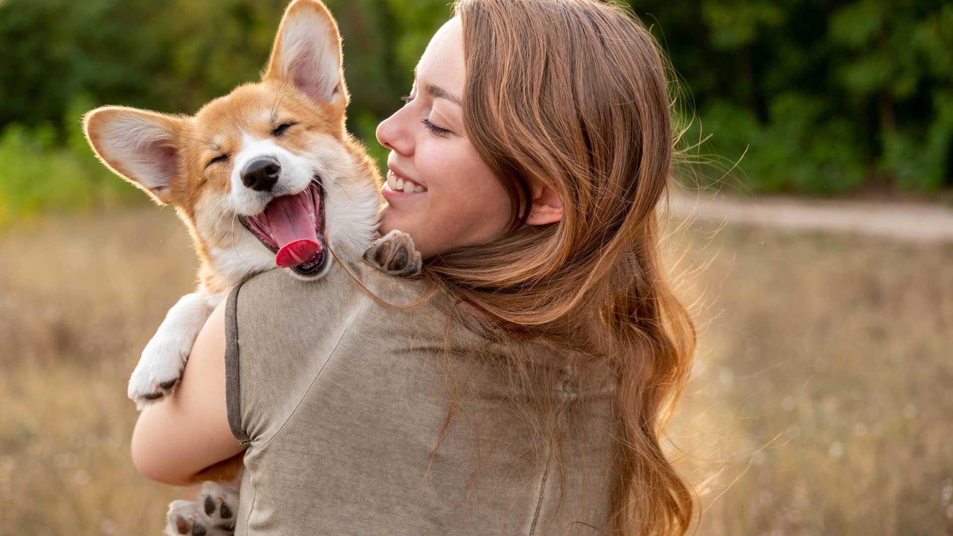 Mujer con su perro al cual le ha hecho un seguro de mascotas con la mutua Mujer con su perro al cual le ha hecho un seguro de mascotas con la mutua