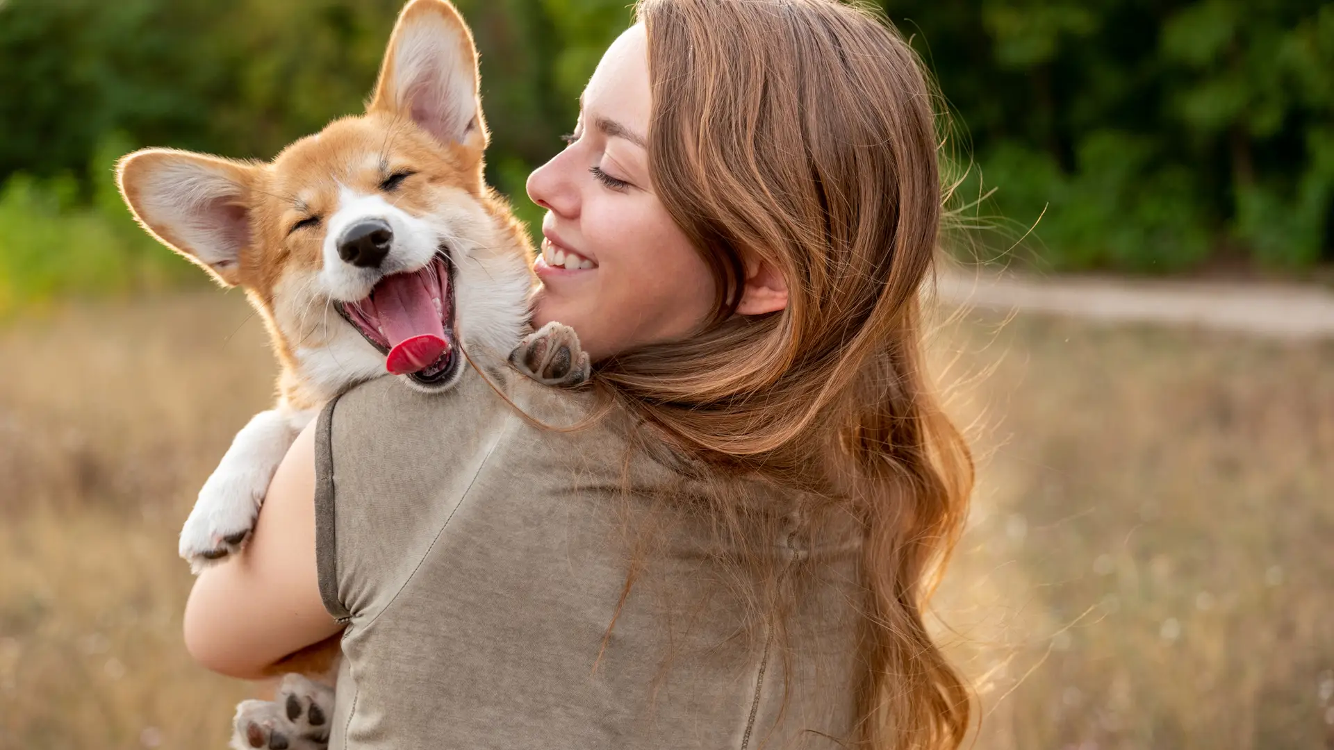 Mujer con su perro al cual le ha hecho un seguro de mascotas con la mutua Mujer con su perro al cual le ha hecho un seguro de mascotas con la mutua
