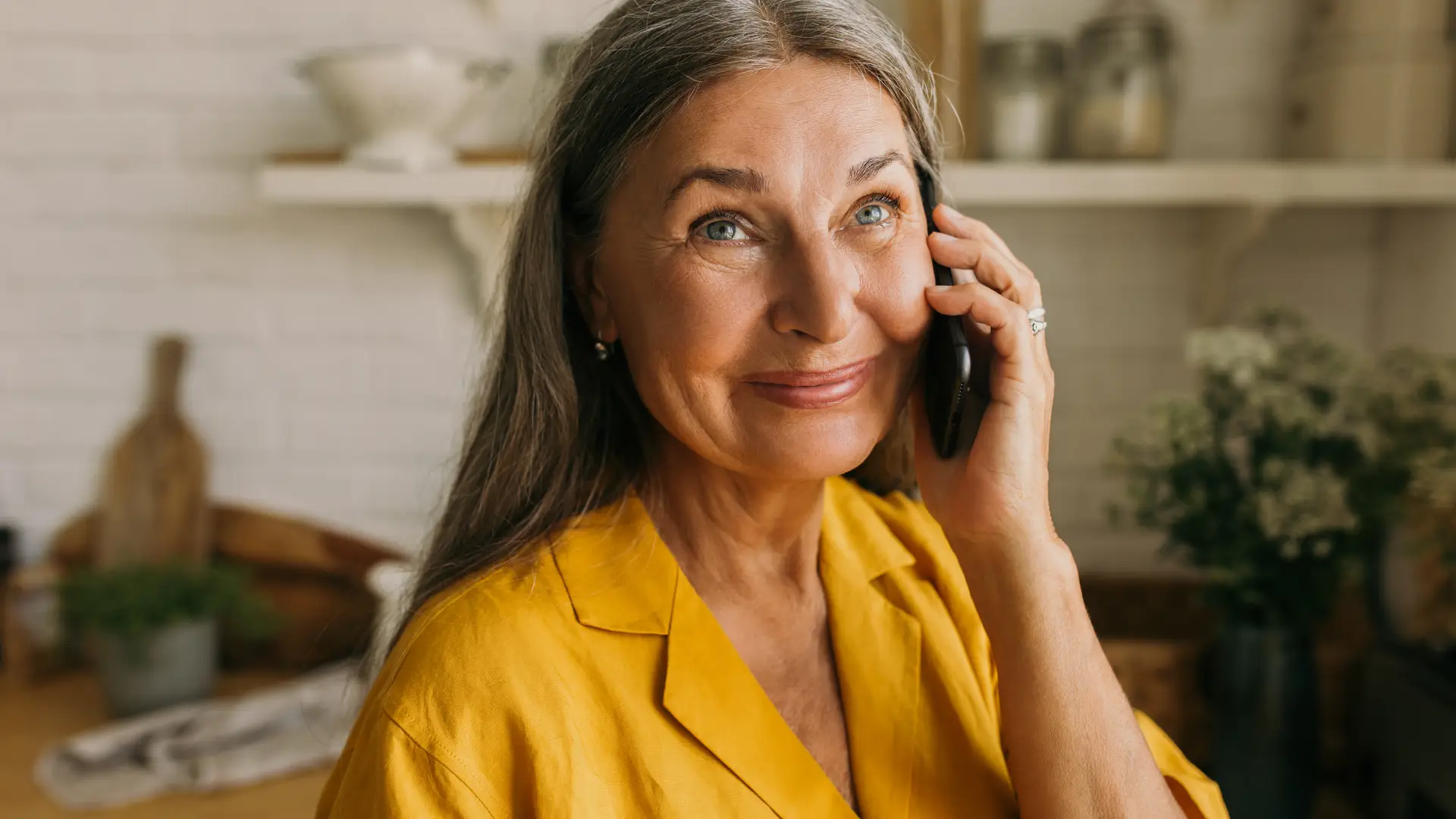 Una mujer hablando por teléfono con la aseguradora Alianza Española