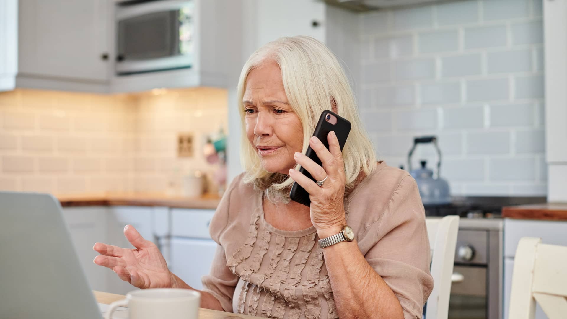 Mujer hablando por teléfono con aseguradora allianz para tratar de dar de baja seguro Mujer hablando por teléfono con aseguradora allianz para tratar de dar de baja seguro