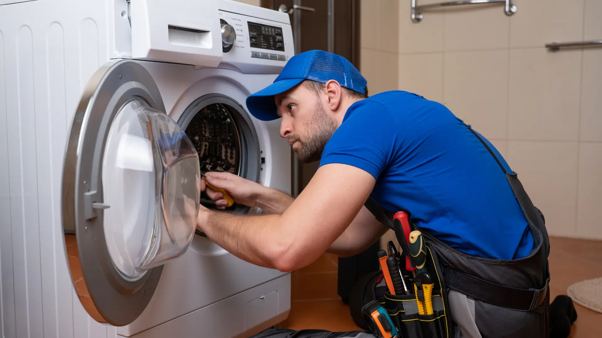 Un manitas de Allianz arreglando la lavadora de uno de sus clientes 