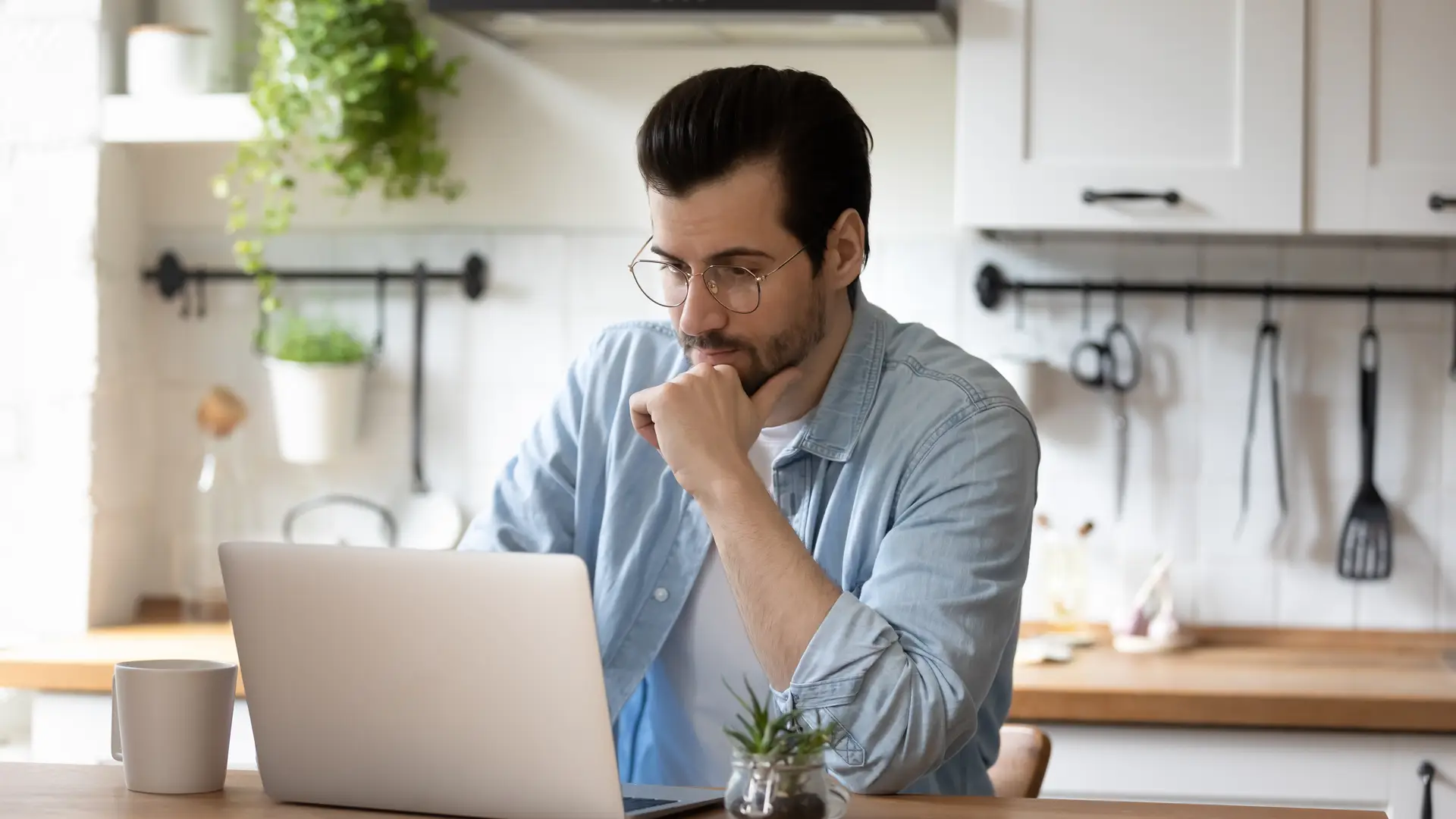 Un hombre con el ordenador obteniendo informacion sobre el seguro ahorro de Allianz Un hombre con el ordenador obteniendo informacion sobre el seguro ahorro de Allianz