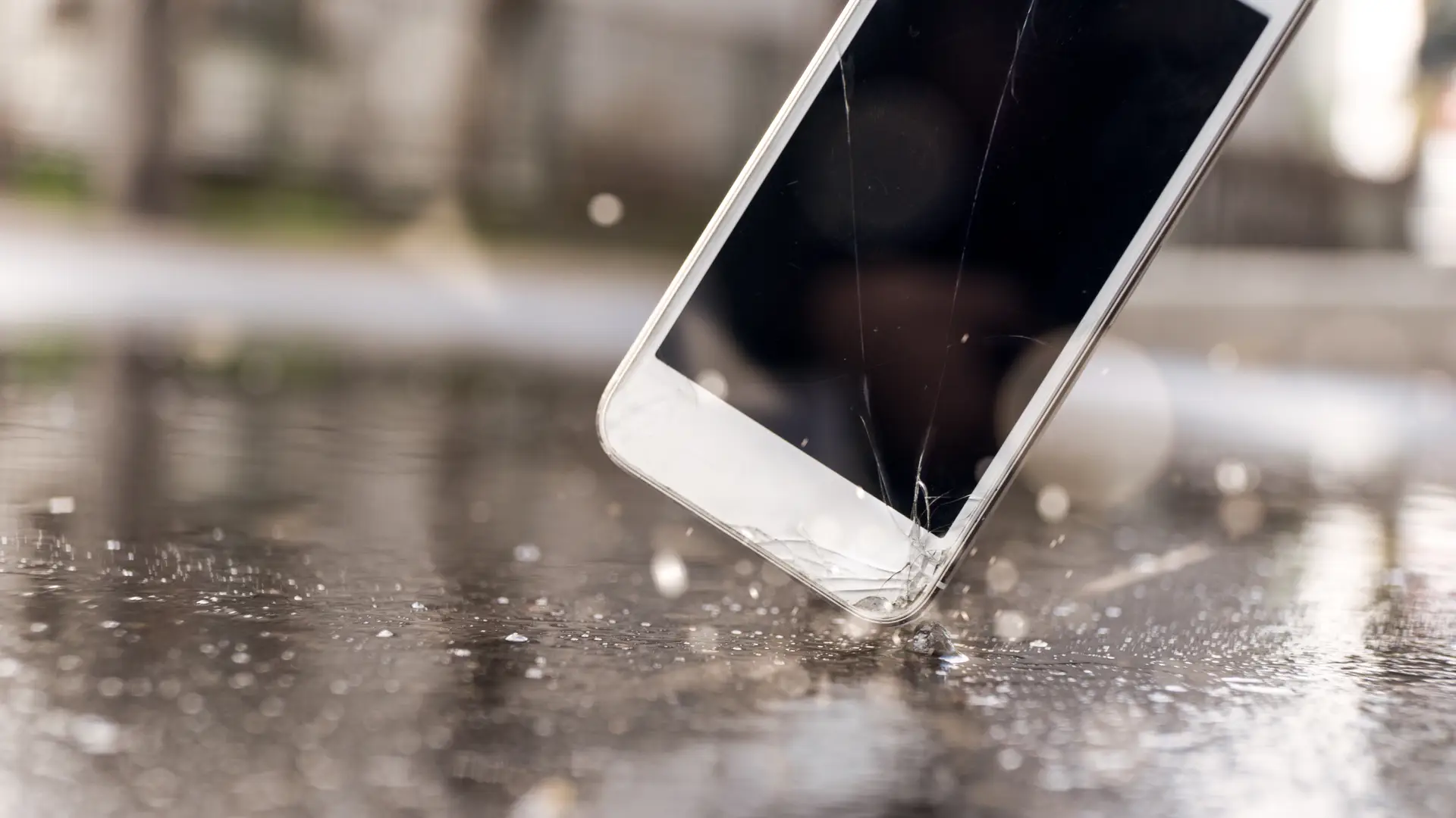 Un movil roto al caer al suelo para representar que no hay seguro de movil con la empresa Allianz Un movil roto al caer al suelo para representar que no hay seguro de movil con la empresa Allianz