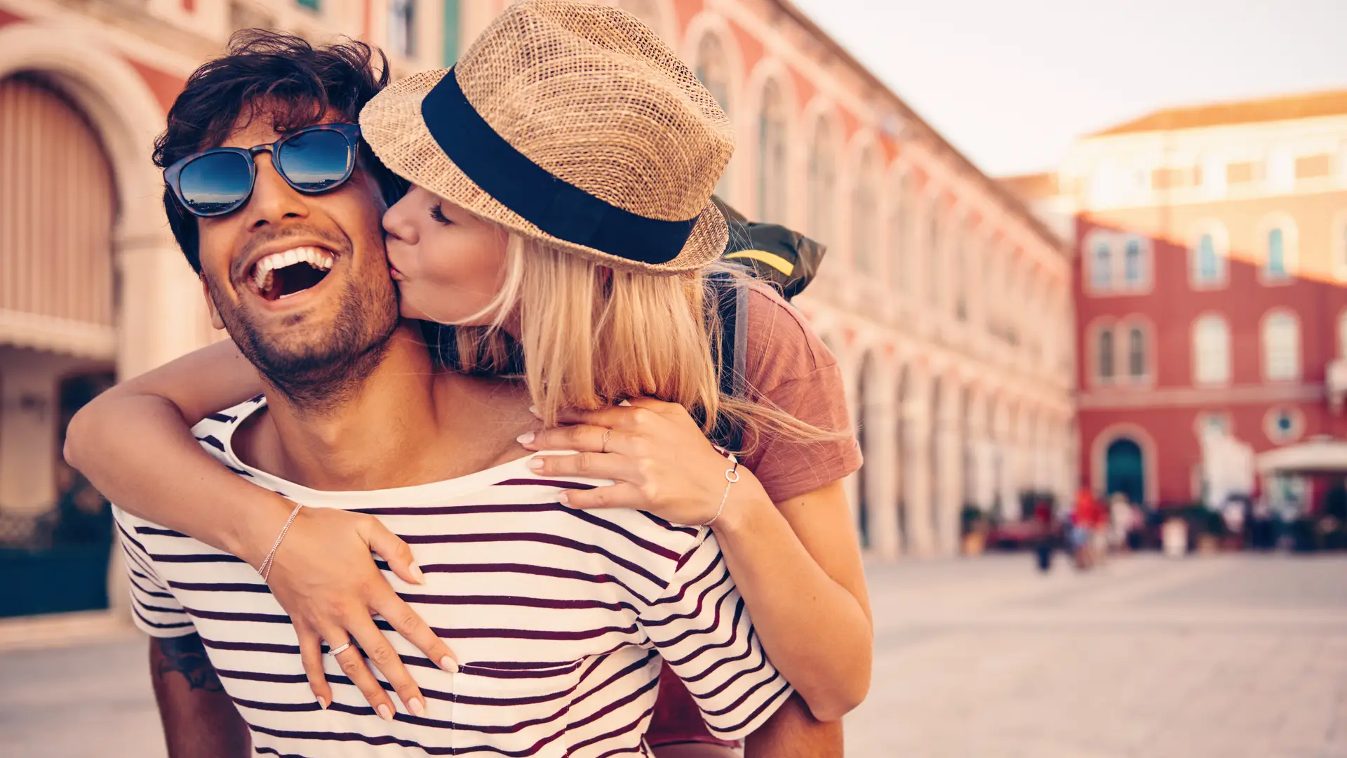 Pareja disfrutando de su viaje en el extranjero con seguro de viaje de allianz Pareja disfrutando de su viaje en el extranjero con seguro de viaje de allianz