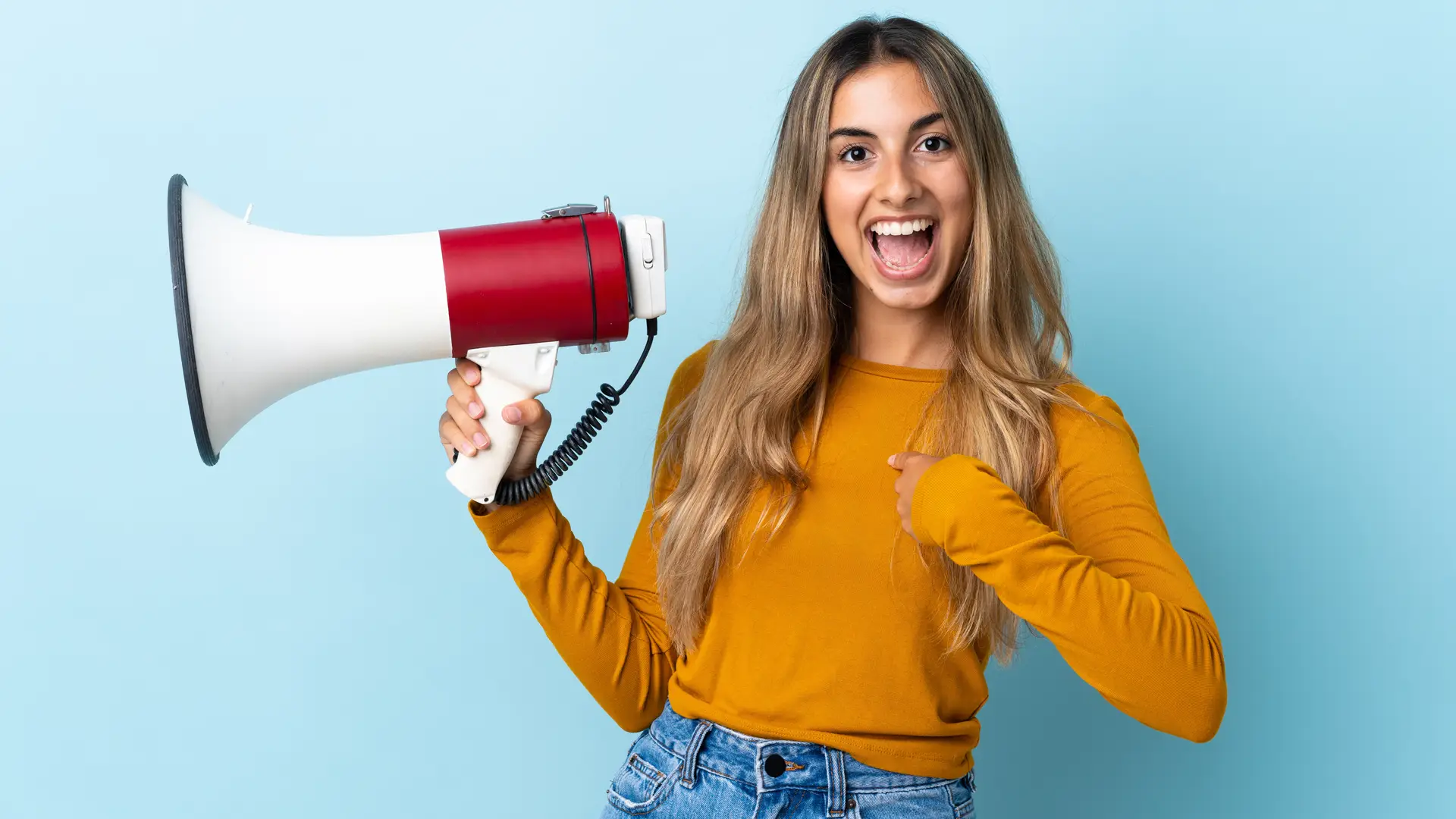 Una chica con un megáfono que representa las opiniones de la aseguradroa Almudena Seguros