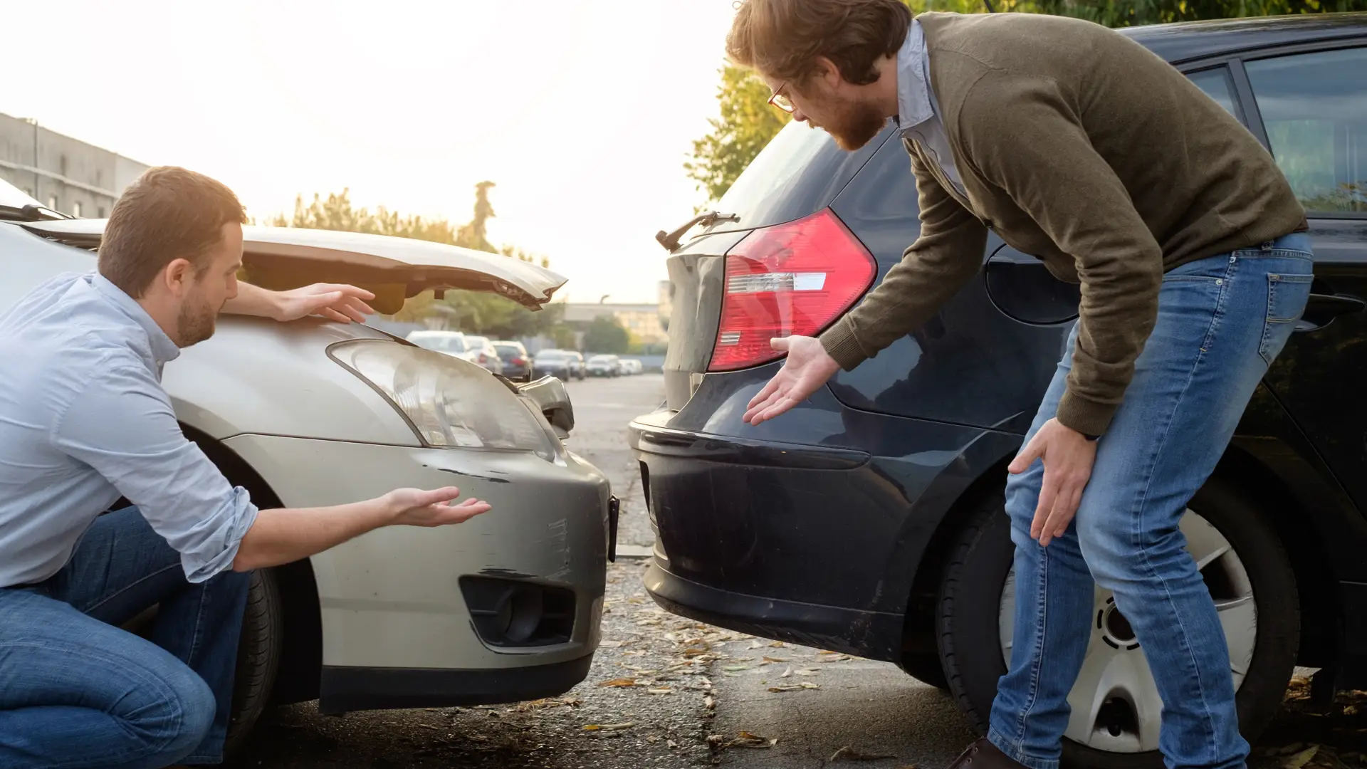 Dos hombres discuten sobre los daños ocasionados en sus coches tras un pequeño roce antes de dar parte a AMA Seguro Dos hombres discuten sobre los daños ocasionados en sus coches tras un pequeño roce antes de dar parte a AMA Seguro
