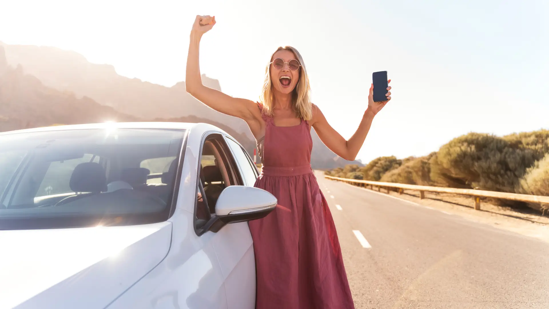 Joven contactando por teléfono con ama seguros para atender un problema en carretera de su coche