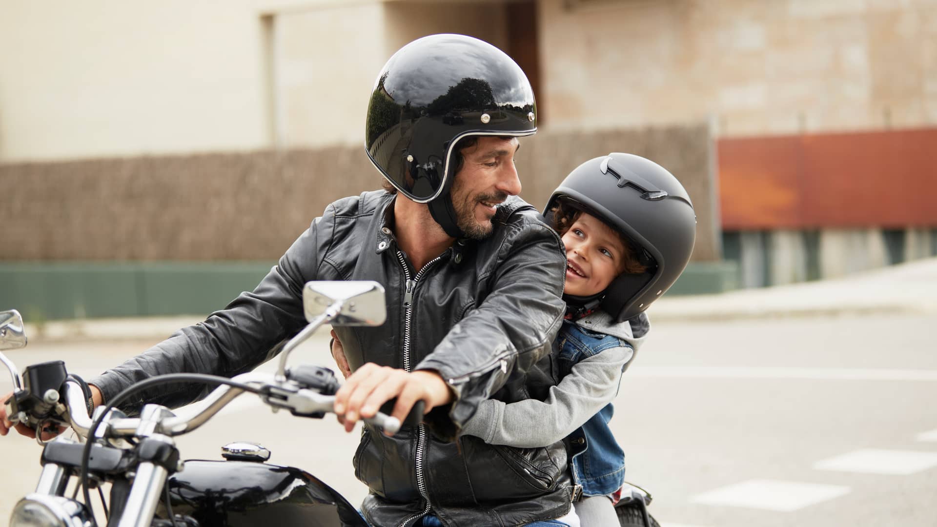 Padre e hijo dando una vuelta en moto con seguro de ama contratado Padre e hijo dando una vuelta en moto con seguro de ama contratado