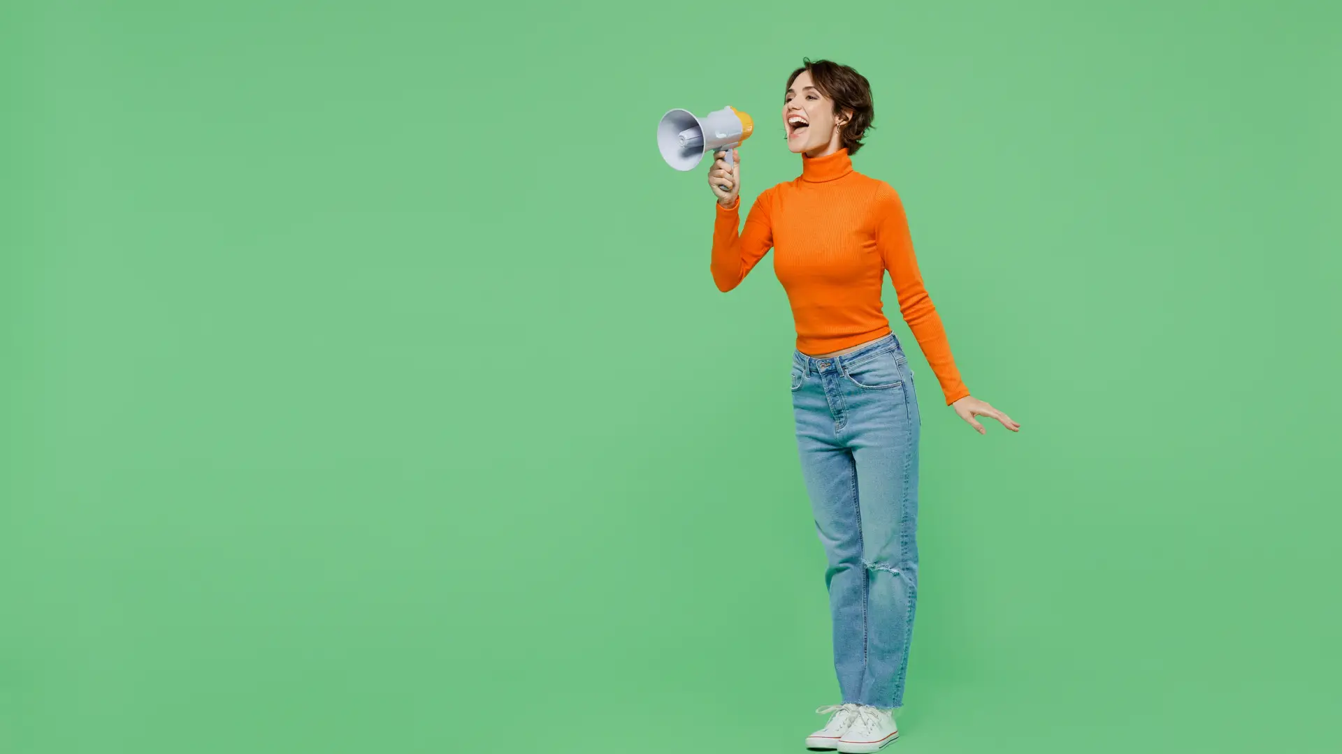 Chica sobre fondo verde sujetando un megáfono que representa las opiniones de AMV
