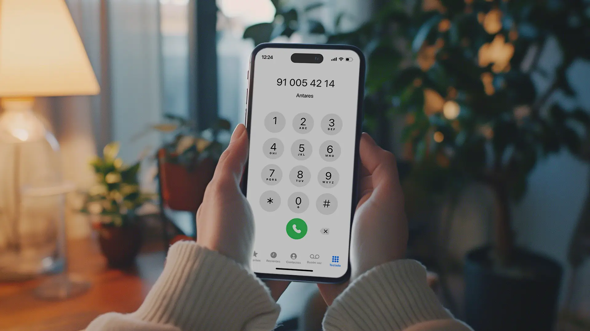 Pantalla de un móvil llamando al 91 005 42 14 que es el número de contratación y atención al cliente de Antares. Pantalla de un móvil llamando al 91 005 42 14 que es el número de contratación y atención al cliente de Antares.
