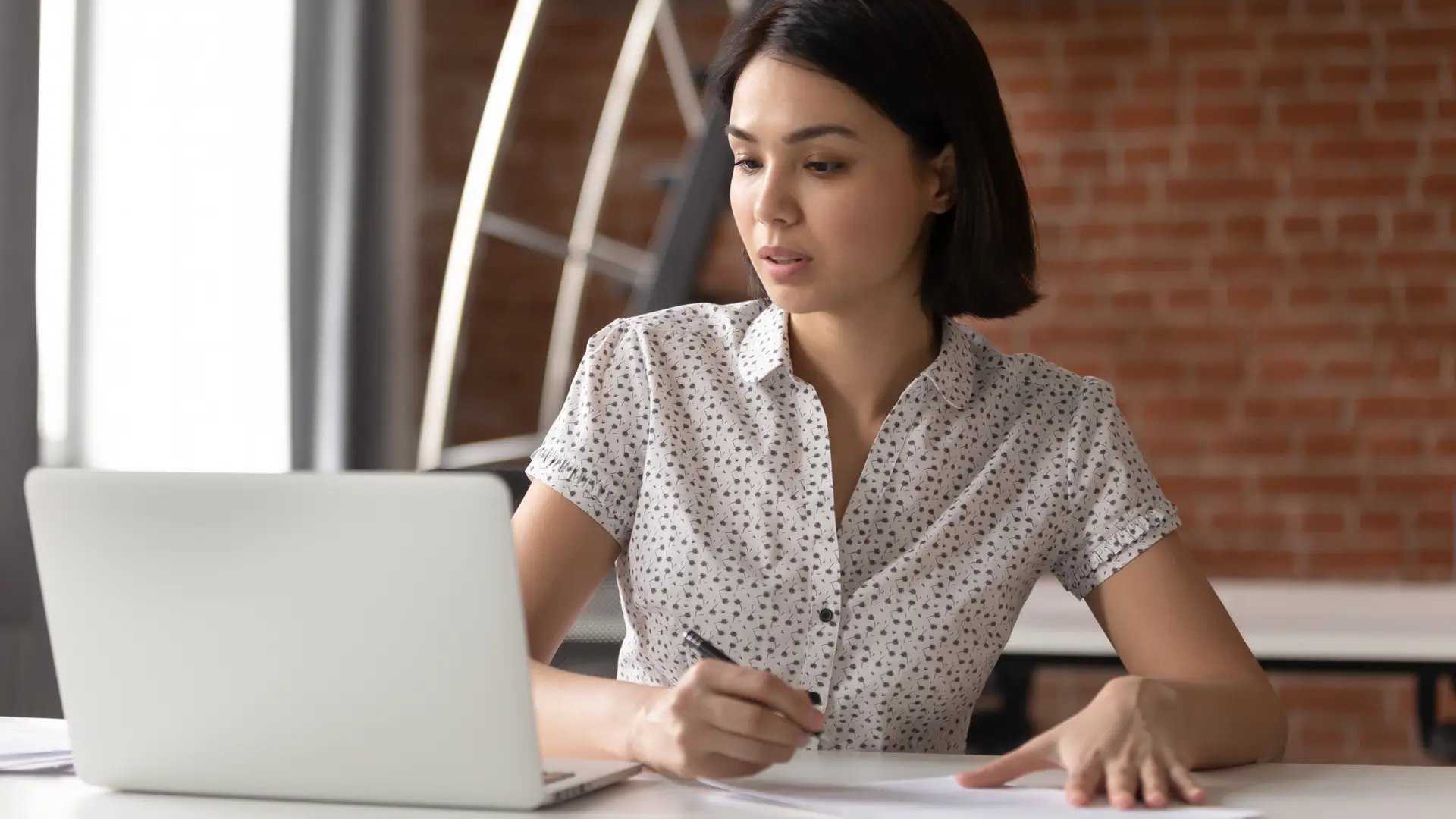 mujer mirando los recibos de asisa para revisar el copago de su seguro