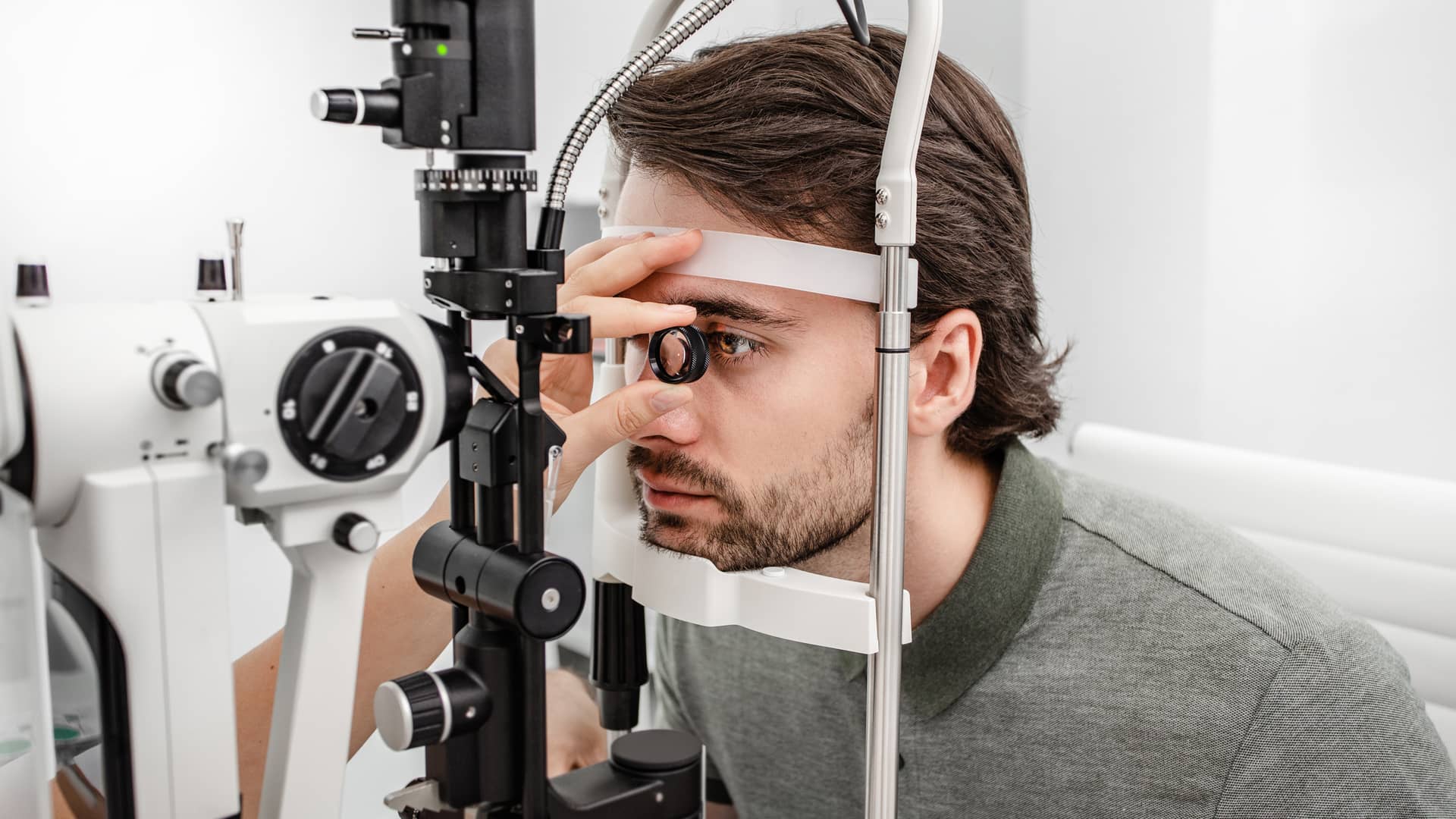 hombre joven revisandose la vista en su medico oftamologo de asisa