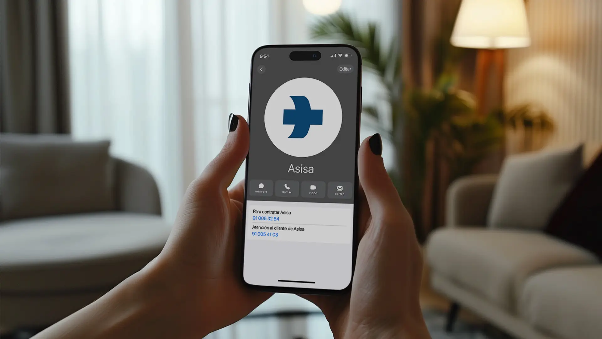 Pantalla de un móvil que tiene el contacto de Asisa con el número de contratación 91 005 32 84 y el de atención al cliente a 91 005 41 03. Pantalla de un móvil que tiene el contacto de Asisa con el número de contratación 91 005 32 84 y el de atención al cliente a 91 005 41 03.