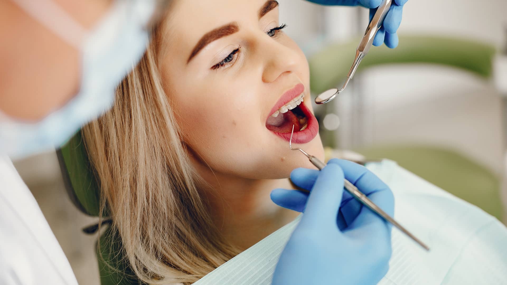 Hombre realizandose una revisión dental con su seguro atlantis Hombre realizandose una revisión dental con su seguro atlantis