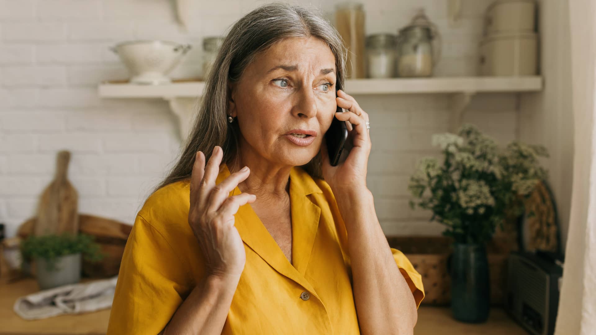 Pantalla de móvil con el contacto de Aura Seguros con el número de contratación 91 005 34 85 y el de atención al cliente 91 005 42 27. Pantalla de móvil con el contacto de Aura Seguros con el número de contratación 91 005 34 85 y el de atención al cliente 91 005 42 27.
