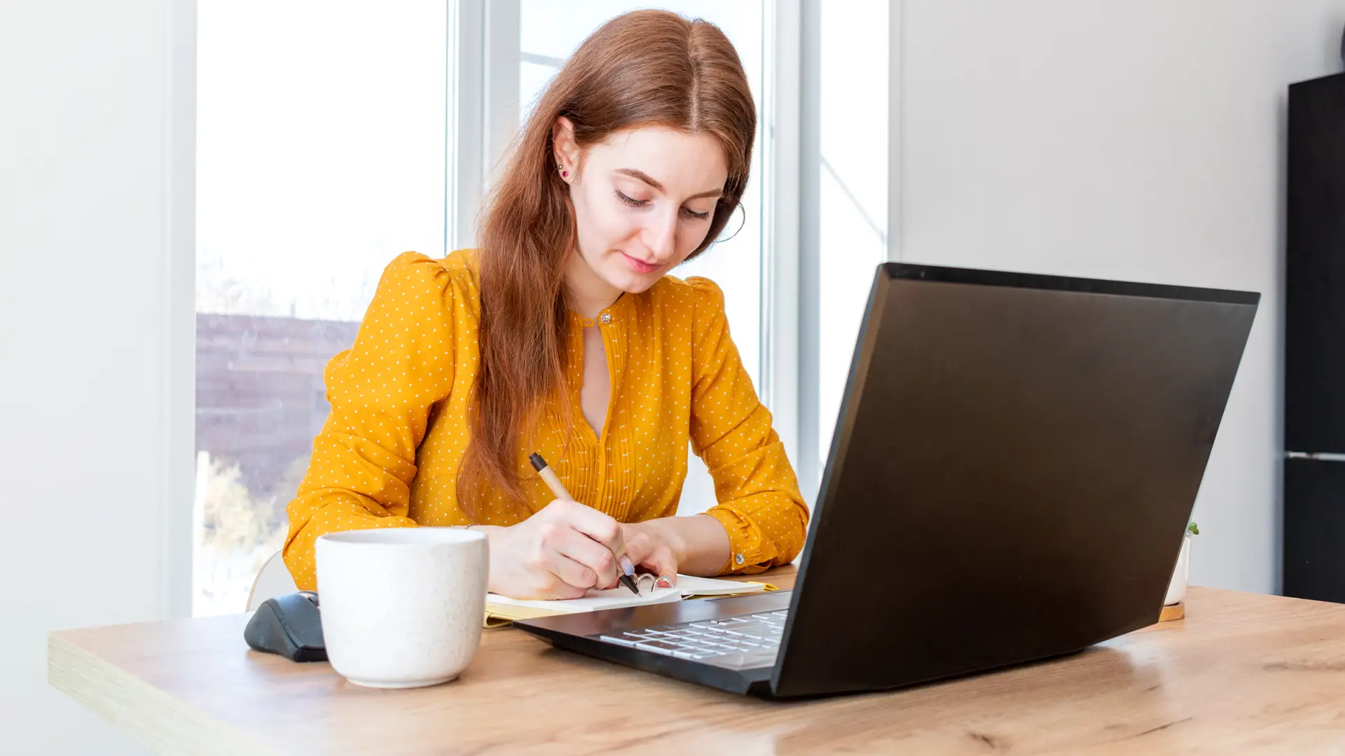 chica joven mirando en su ordenador la informacion sobre los fondos de inversion que le ofrece axa chica joven mirando en su ordenador la informacion sobre los fondos de inversion que le ofrece axa