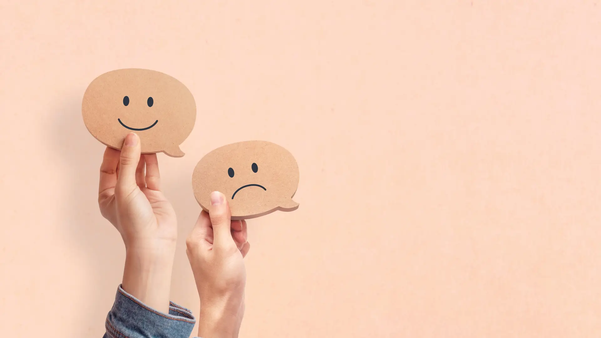 Personas mostrando boacadillos diálogo con cara enfadada y sonriente, usado para dar la opinión sobre aseguradora axa