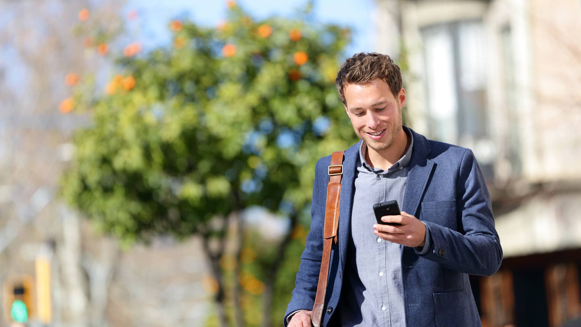 hombre joven con su movil que va a pagar s recibo de los seguros que tiene contratados con axa hombre joven con su movil que va a pagar s recibo de los seguros que tiene contratados con axa
