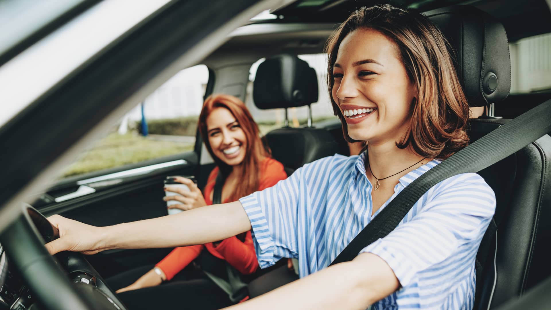 Mujer conduciendo su coche asegurado con axa