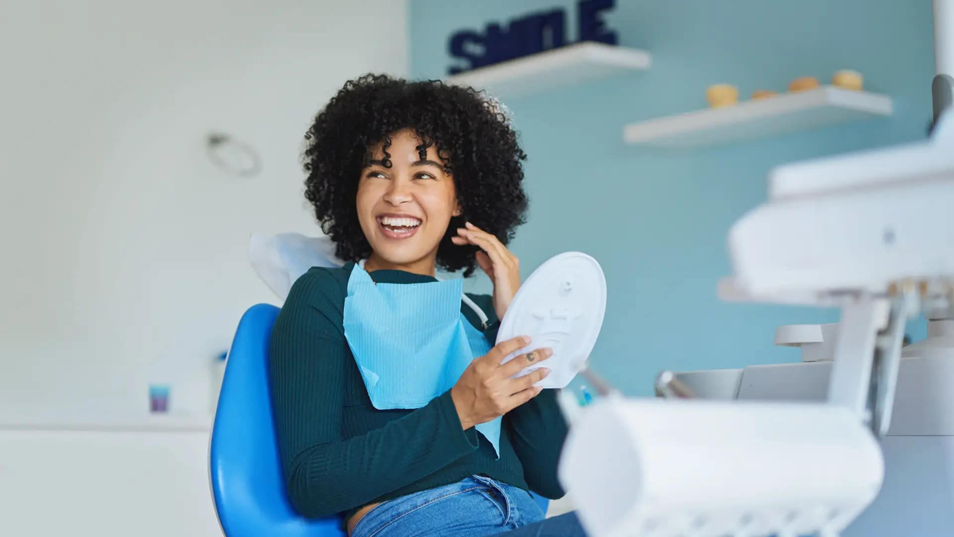 Joven con seguro dental en axa acudiendo a cita con su dentista Joven con seguro dental en axa acudiendo a cita con su dentista