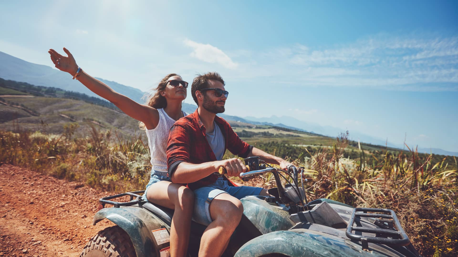 Pareja dando un paseo por el campo con su quad con seguro en axa Pareja dando un paseo por el campo con su quad con seguro en axa