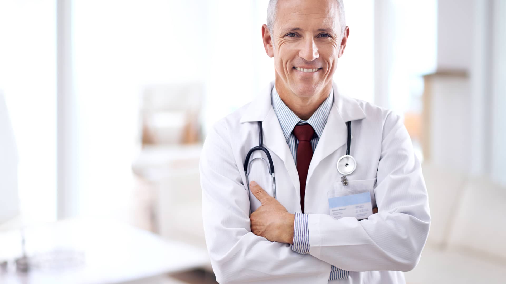 Médico de seguro de salud axa esperando a pasar consulta Médico de seguro de salud axa esperando a pasar consulta