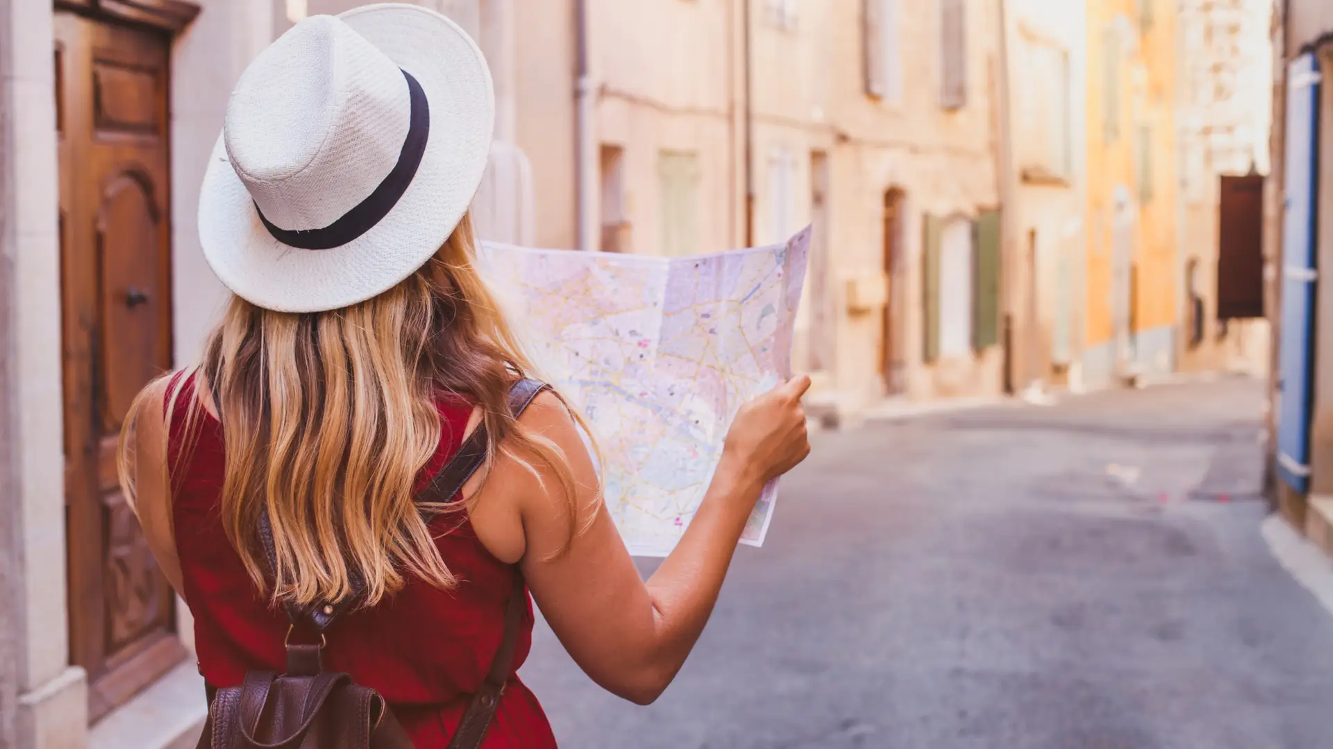 Mujer disfrutando de sus vacaciones con seguro de viaje de axa contratada Mujer disfrutando de sus vacaciones con seguro de viaje de axa contratada
