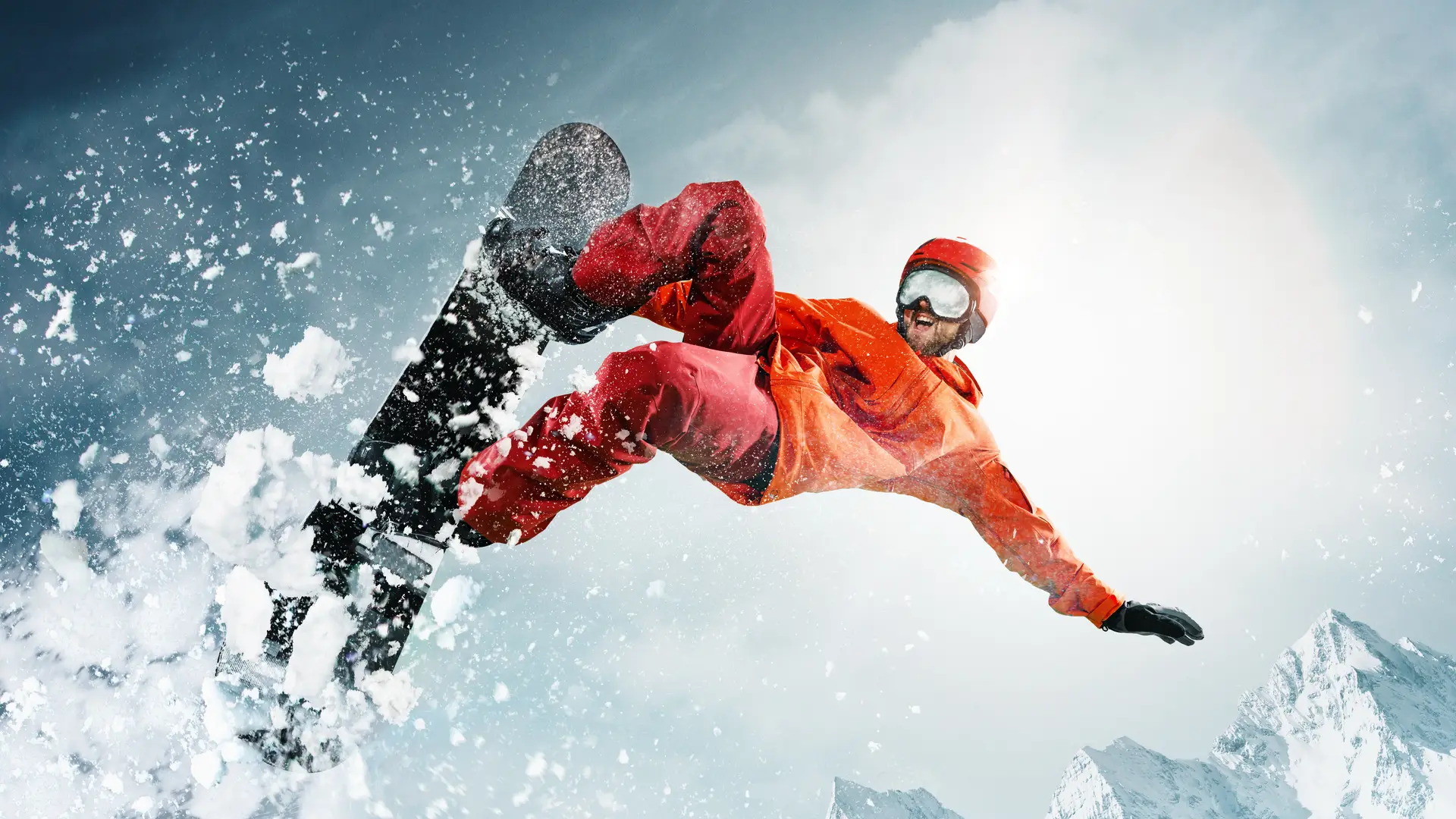 Snowboarder esquiando fuera de pista con seguro de salud de axa Snowboarder esquiando fuera de pista con seguro de salud de axa