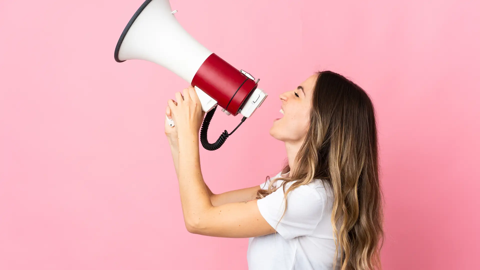 Una chica con un megáfono que representa las opiniones de Balumba