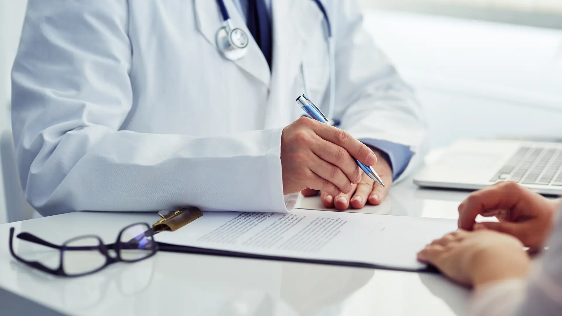 Médico de seguro caser haciendo autorización a cliente Médico de seguro caser haciendo autorización a cliente